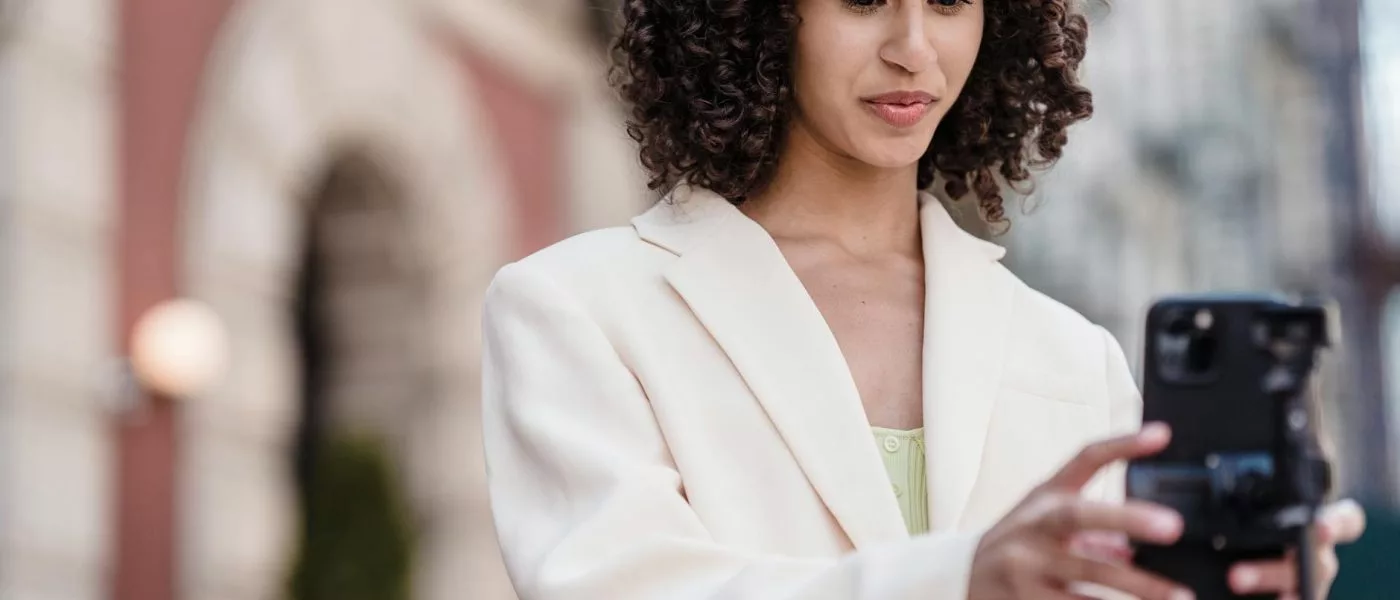 Influencerii români în 2026: cine domină și cât câștigă