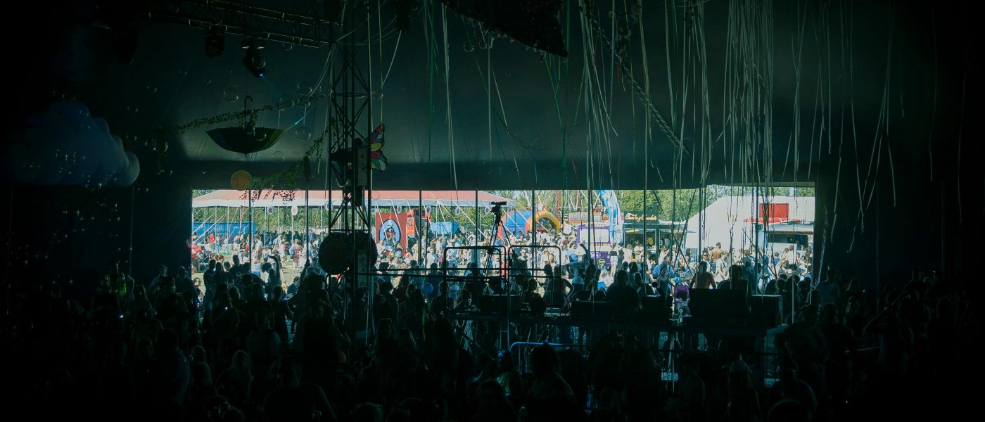Hiturile verii 2026: piesele și ritmurile care domină cluburile și playlist-urile