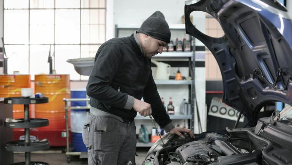Burnout la români: 1 din 3 angajați se simte complet epuizat. Ce spune studiul care a alarmat România în mai 2026