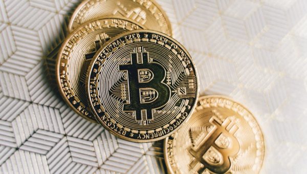 Bitcoin depășește 100.000 de dolari în 2026: ce se întâmplă cu criptomonedele și cum reacționează România