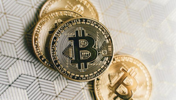 Vedetele din România care au investit în Bitcoin: cine a câștigat milioane și cine regretă