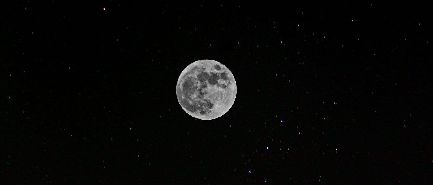 Astrele lunii iulie 2026: Luna Plină în Vărsător și schimbarea Nodurilor pe axa Leu–Vărsător
