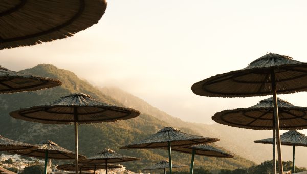 Cât costă o vacanță pe litoralul românesc în 2026: prețuri pe stațiuni și buget complet