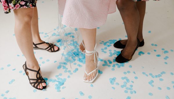 Încălțămintea verii 2026: sandale, espadrile și sneakers la modă